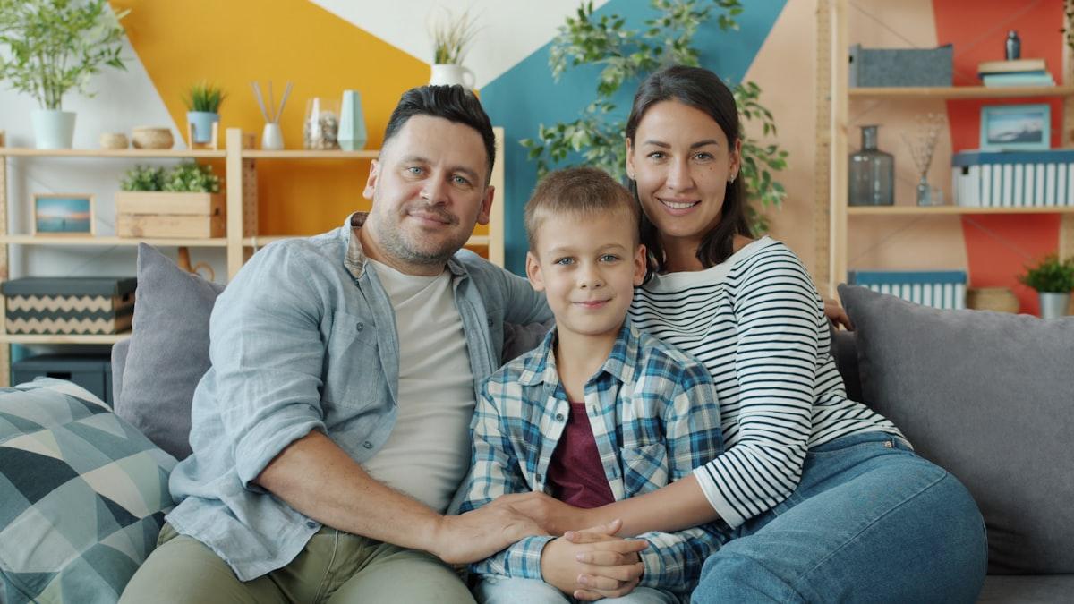 Glad familj som tillbringar tid tillsammans